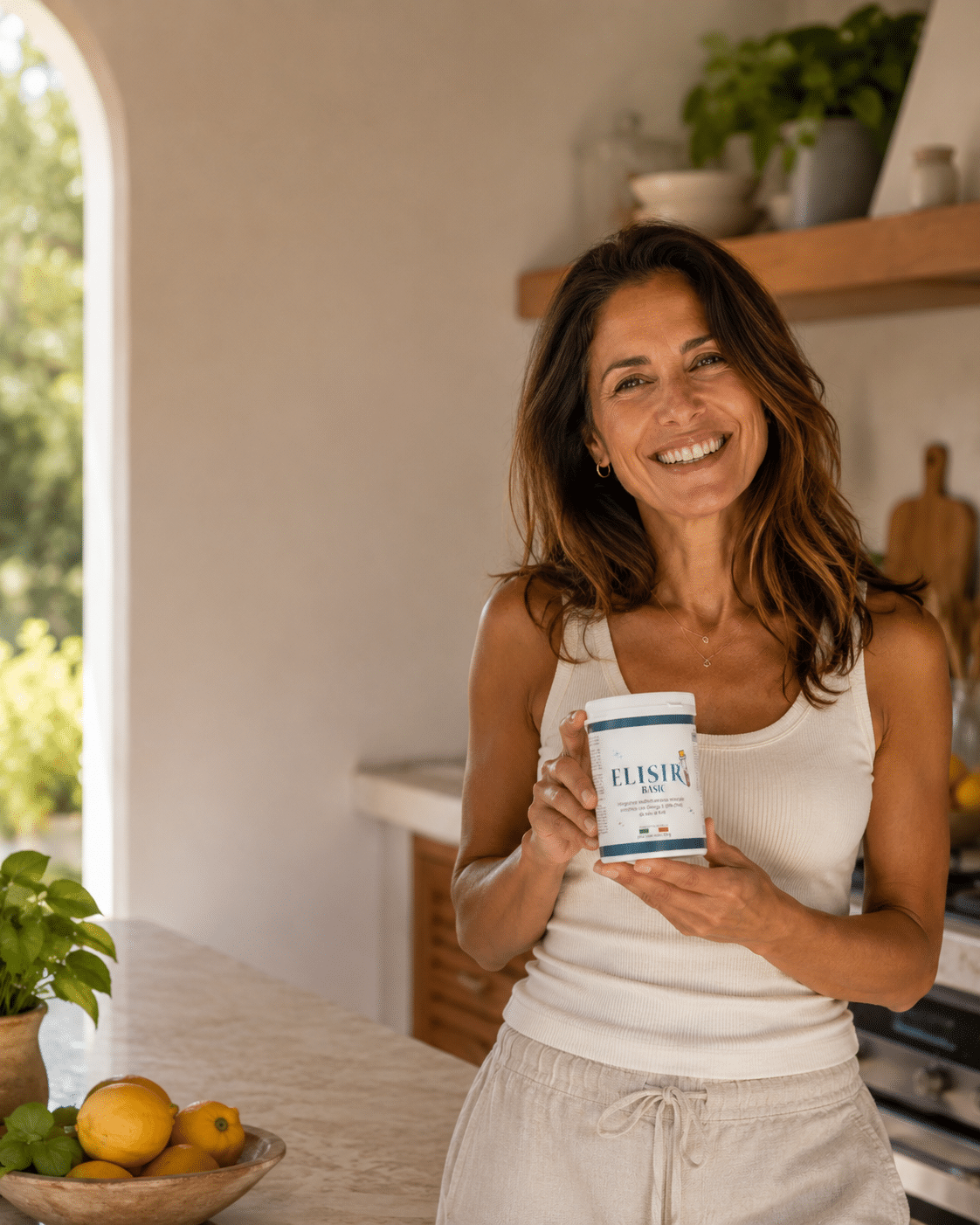 Donna con Elisir Paleocomplex in cucina